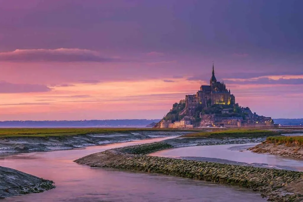 Charmante Maison, Coeur De Bourg Bazouges-la-Pérouse 0*,  Francia